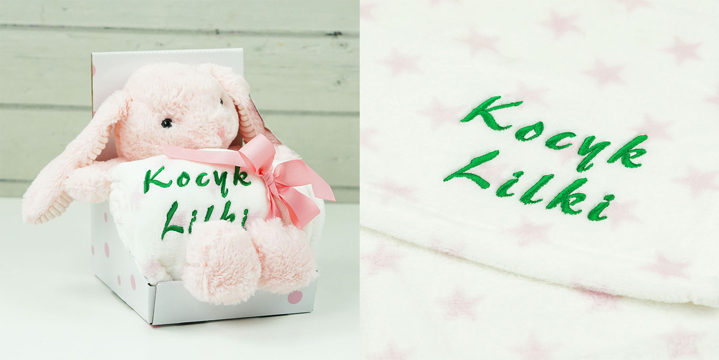 Koc maskotka królik róż z personalizowanym haftem